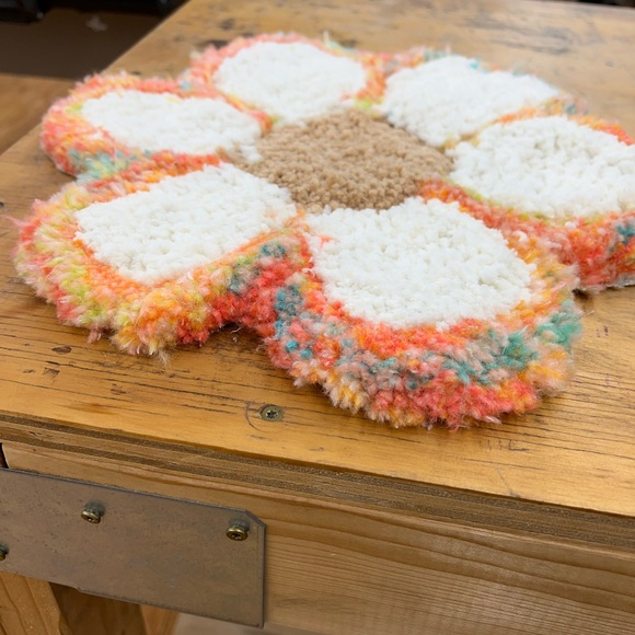 Daisy Hand Tufted Rug/1970’s inspired Flower wall Tapestry - Picture 4 of 4